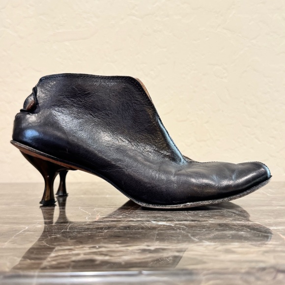 Cydwoq Skate Leather Kitten Heels - Picture 9 of 15